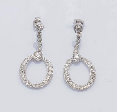 null Paire de pendants d’oreilles en or gris 14 carats (583 millièmes) et platine...