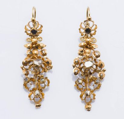null Paire de pendants d’oreilles en or jaune 18 carats (750 millièmes) formés d’une...