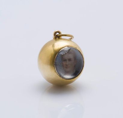 null Pendentif boule en or jaune 18 carats (750 millièmes) percée sur un côté laissant...