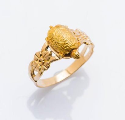 null Bague en or jaune 18 carats (750 millièmes) ornée d’une tortue, l’anneau gravé...