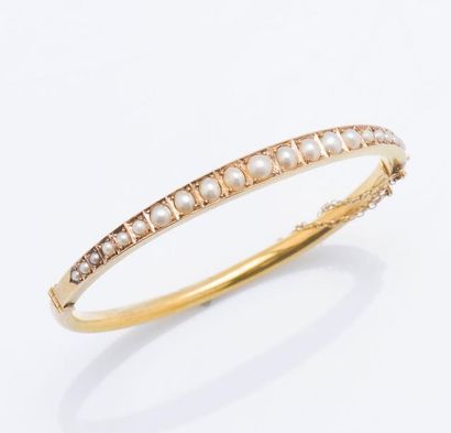null Bracelet rigide ouvrant en or jaune 9 carats (375 millièmes) serti de demi-perles...