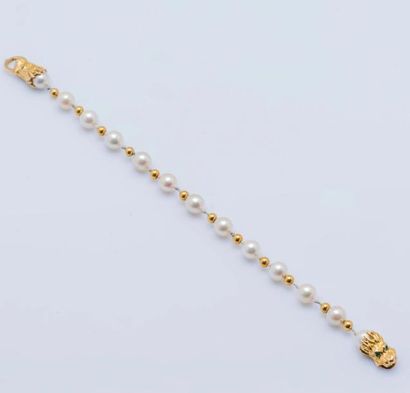 null Bracelet composé d’un rang de perles de culture blanches alternées de boules...