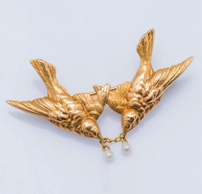 null Broche pendentif en or jaune 18 carats (750 millièmes) ornée de deux oiseaux,...