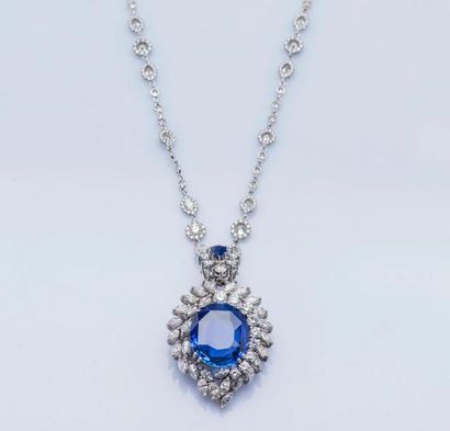 null Collier en platine (950 millièmes) formé d’une chaîne agrémentée de diamants...