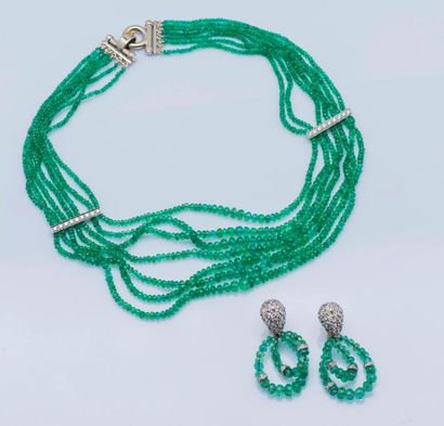 null Parure comprenant :

Un collier draperie de sept rangs de perles d’émeraude,...