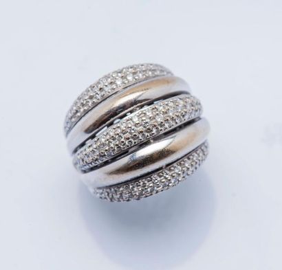 null Bague bombée en or gris 18 carats (750 millièmes) se séparant en cinq joncs...