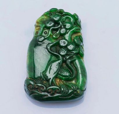 null Pendentif en jade sculpté de feuillages et d’oiseaux.

Dim : 5 x 3,2 cm
