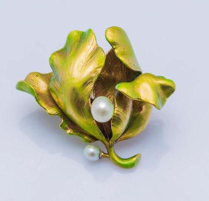 null Broche gui en or rose 18 carats (750 millièmes) recouverte d’émail vert et agrémentée...