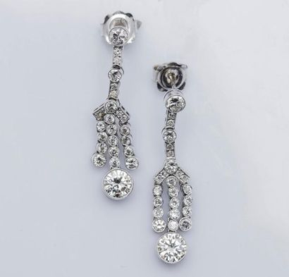 null Paire de pendants d’oreilles en platine (950 millièmes) sertis de diamants taillés...
