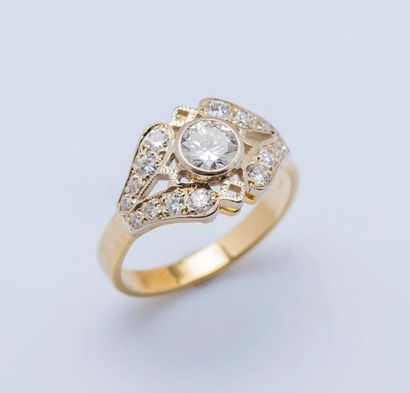 null Bague en or jaune et or gris 18 carats (750 millièmes) sertie d’un diamant taillé...