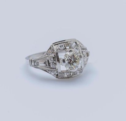 null Bague en platine (950 millièmes) à décor géométrique ajouré sertie d’un diamant...
