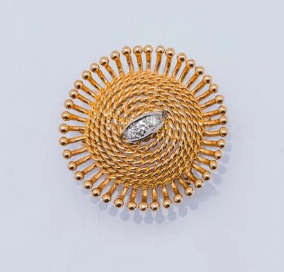 MAUBOUSSIN Clip de revers en or jaune 18 carats (750 millièmes) de forme ronde composé...