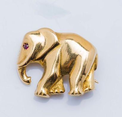 null Broche éléphant en or jaune 18 carats (750 millièmes), l’œil serti d’un rubis...