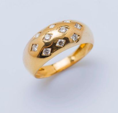 null Bague jonc bombée en or jaune 18 carats (750 millièmes) ornée de diamants taillés...