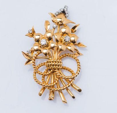 null Broche bouquet en or jaune 18 carats (750 millièmes) lisse et torsadé et platine...