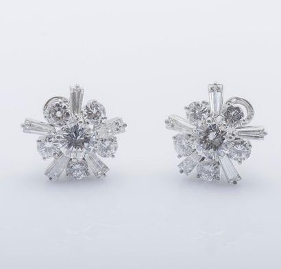 KUTCHINSKY Paire de boucles d’oreilles fleur en or gris 18 carats (750 millièmes)...