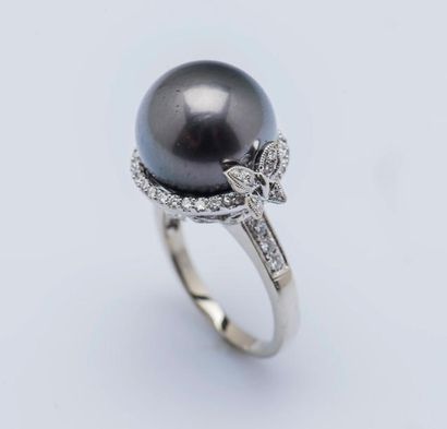 null Bague en or gris 18 carats (750 millièmes) sertie d’une perle de culture grise...