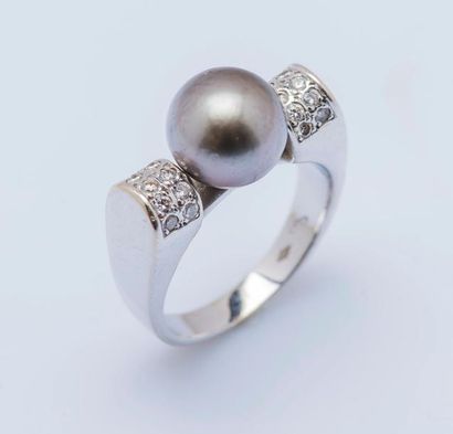 POIRAY Bague moderniste en or gris 18 carats (750 millièmes) sertie d’une perle grise...