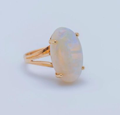 null Bague en or jaune 18 carats (750 millièmes) sertie d’un cabochon ovale d’opale.

Taille...