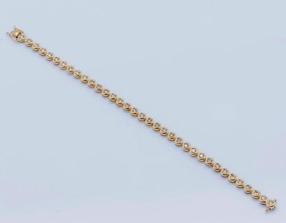 null Bracelet ligne en or jaune 14 carats (585 millièmes) orné de diamants taillés...