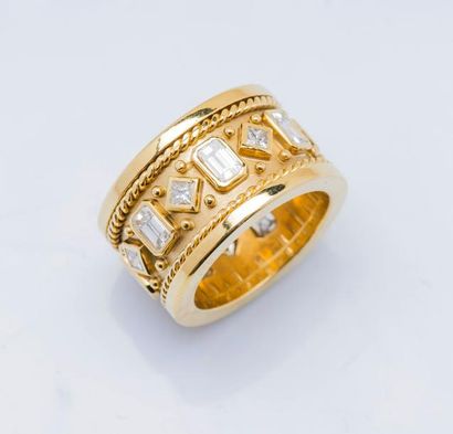 null Bague bandeau en or jaune 18 carats (750 millièmes) ajourée de diamants de taille...