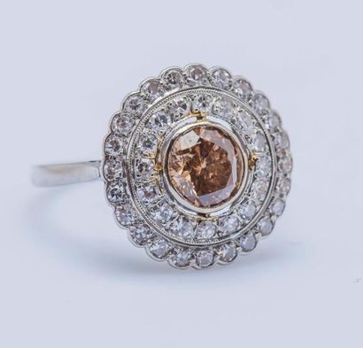 null Bague fleur en platine (950 millièmes) sertie d’un diamant cognac taillé en...