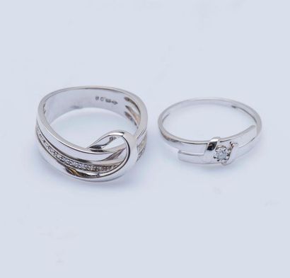 null Lot de deux bagues :

Bague en or gris 18 carats (750 millièmes) l’anneau entrelacé...