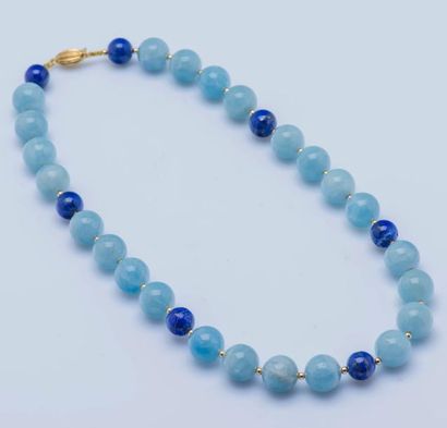 null Collier formé de perles d’aigue-marine et de lapis-lazuli alternées de petites...