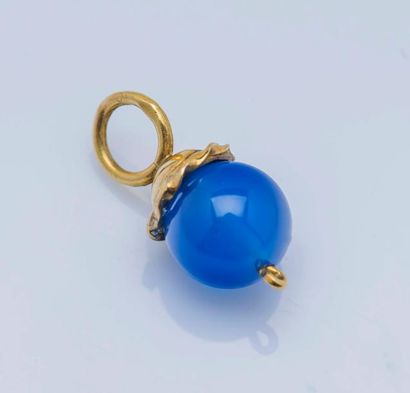 null Pendentif en or jaune 18 carats (750 millièmes) orné d’une boule de verre bleue...
