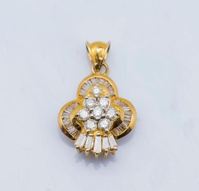 null Pendentif fleuron en or jaune 18 carats (750 millièmes) serti de diamants baguette...