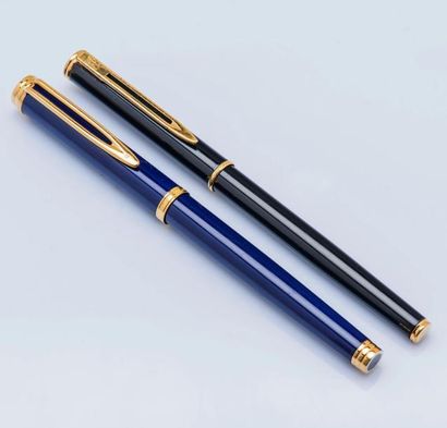 WATERMAN Lot de deux stylos à plume, l’un émaillé noir, l’autre émaillé bleu. Les...