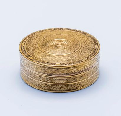 null Boîte en pomponne de forme ronde à décor concentrique ciselé. XIXème siècle.

Diam...
