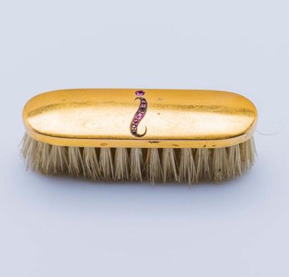 null Petite brosse à barbe ou à moustache en or jaune 14 carats (585 millièmes) gravée...