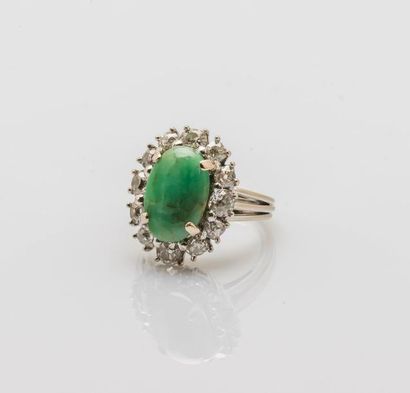 null Bague en or gris 18 carats (750 millièmes) sertie d’un cabochon de béryl vert...