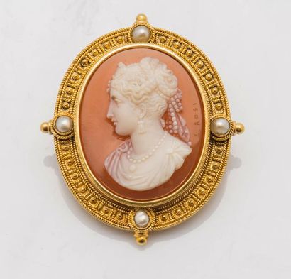 LUIGI ROSI (1826-1875) Broche pendentif en or jaune 18 carats (750 millièmes) ornée...