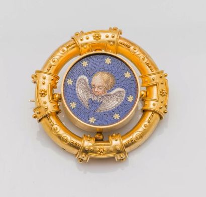 null Broche de forme ronde en or jaune 18 carats (750 millièmes) à décor filigrané...