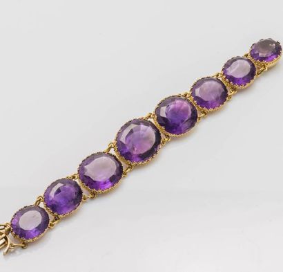 null Bracelet en vermeil (925 millièmes) serti de huit améthystes ovales en serti...