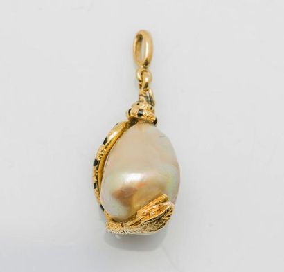 null Pendentif en or jaune 18 carats (750 millièmes) sertie d’une perle baroque naturelle...