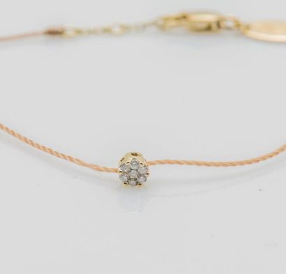 REDLINE Bracelet lien en coton beige coulissant retenant un motif rond serti de diamants...