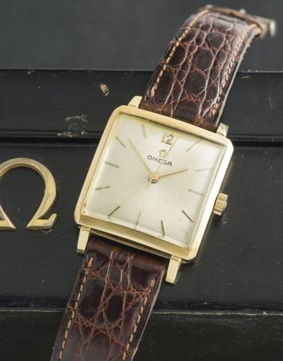 OMEGA (Carrée Automatique – Or jaune réf. 9967), vers 1960

Montre de forme carrée...