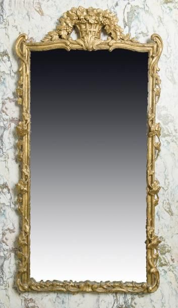 null Important miroir en bois sculpté, ajouré et redoré, à décor d’enroulements de...