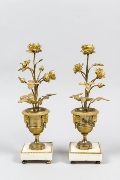 null Paire de bougeoirs en bronze doré en forme de vase Médicis contenant des branchages...