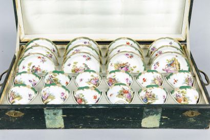 MEISSEN Suite de douze tasses à thé et leurs soucoupes en porcelaine blanche, verte...