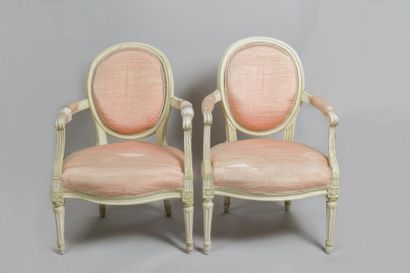 null Deux fauteuils médaillon pouvant former paire en bois mouluré et sculpté relaqué...