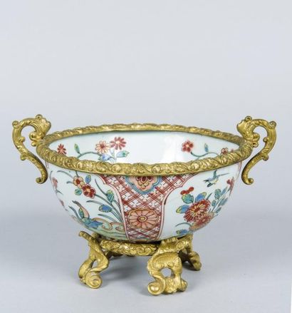 null Coupe en porcelaine de Chine à décor de daim et de fleurettes, la monture à...