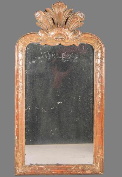 null Miroir dans un cadre en bois doré à décor rocaille
58 x 30,5 cm