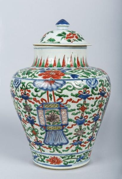 CHINE Potiche couverte en porcelaine à décor de style «wucai» en bleu, rouge et vert...