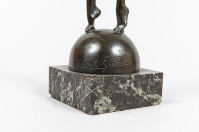 Emile-Oscar GUILLAUME (1867-1942) Délivrance

Statuette en bronze à patine foncée...