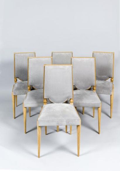 ÉCOLE MODERNISTE Suite de six chaises de salle à manger en hêtre naturel mouluré...