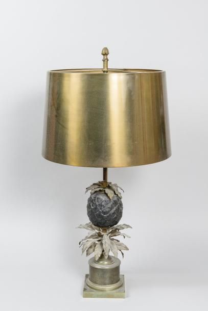 MAISON CHARLES Lampe «Ananas» en laiton, bronze doré et bronze à patine foncée, le...